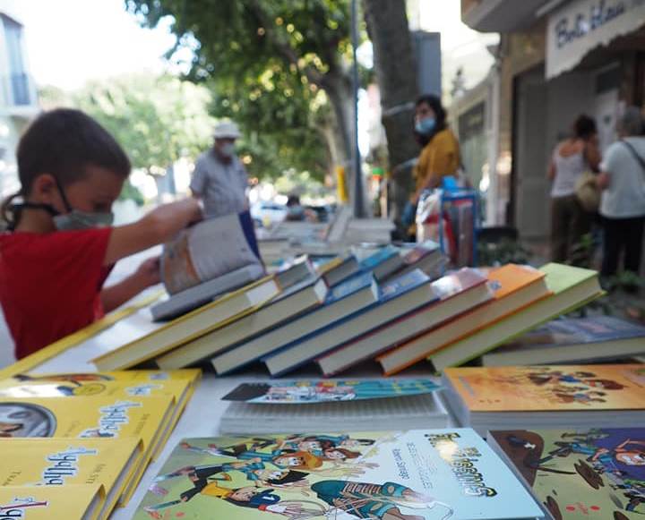 El Sant Jordi d'estiu va portar llibres, roses i ambient festiu a la Riera