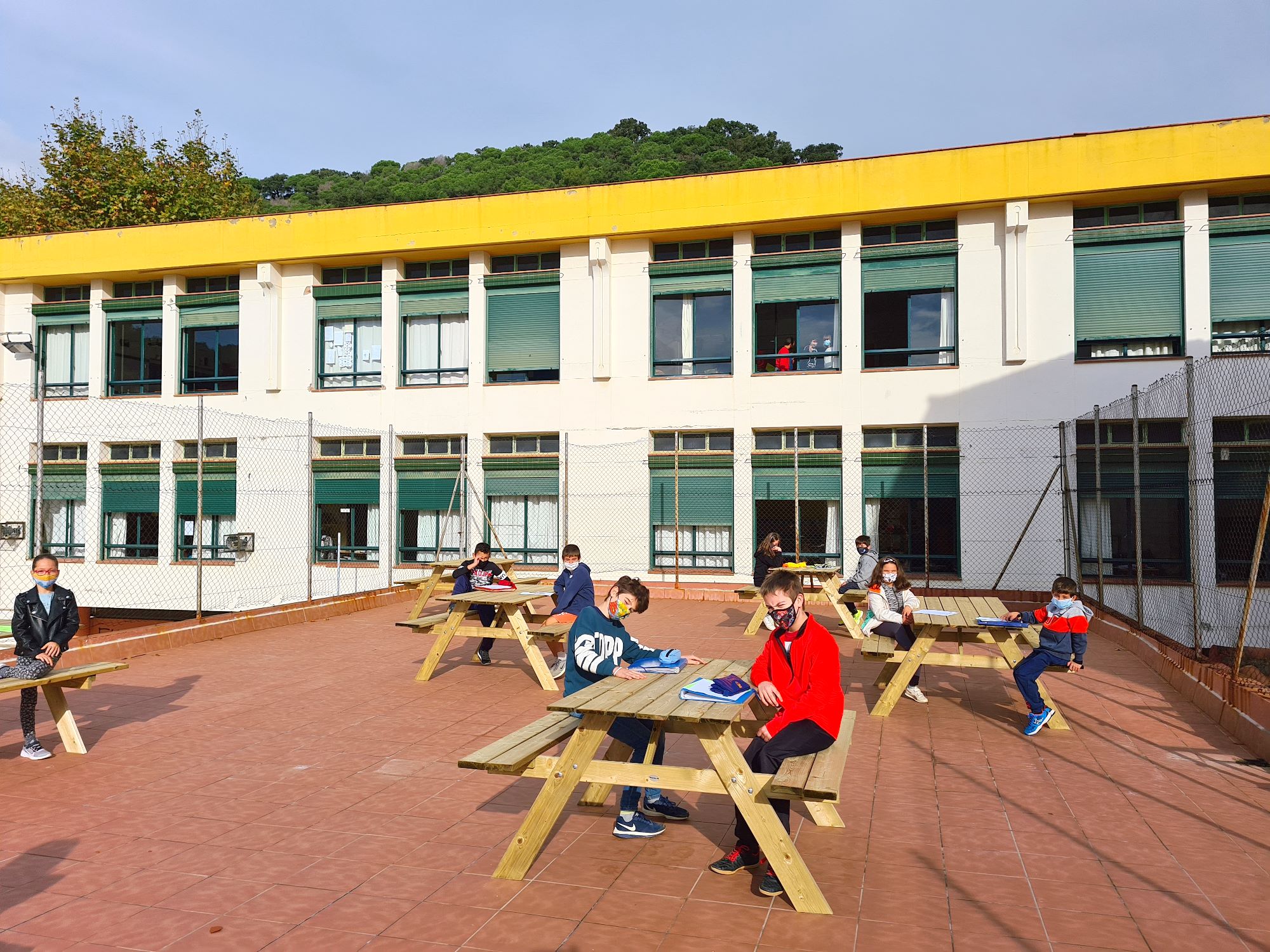 Escola Sant Martí - Classes al terrat del porxo