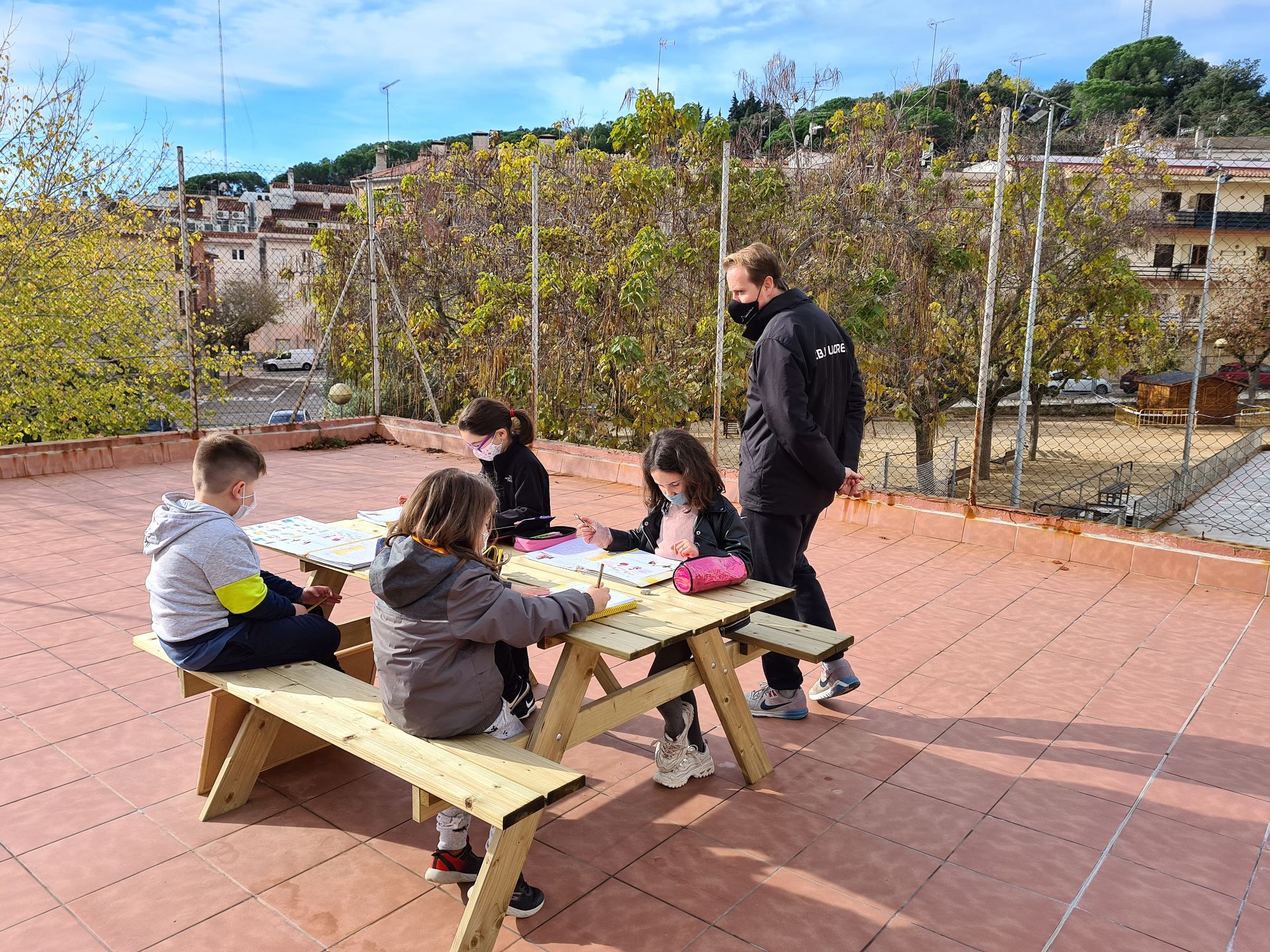 Escola Sant Martí - Classes al terrat del porxo