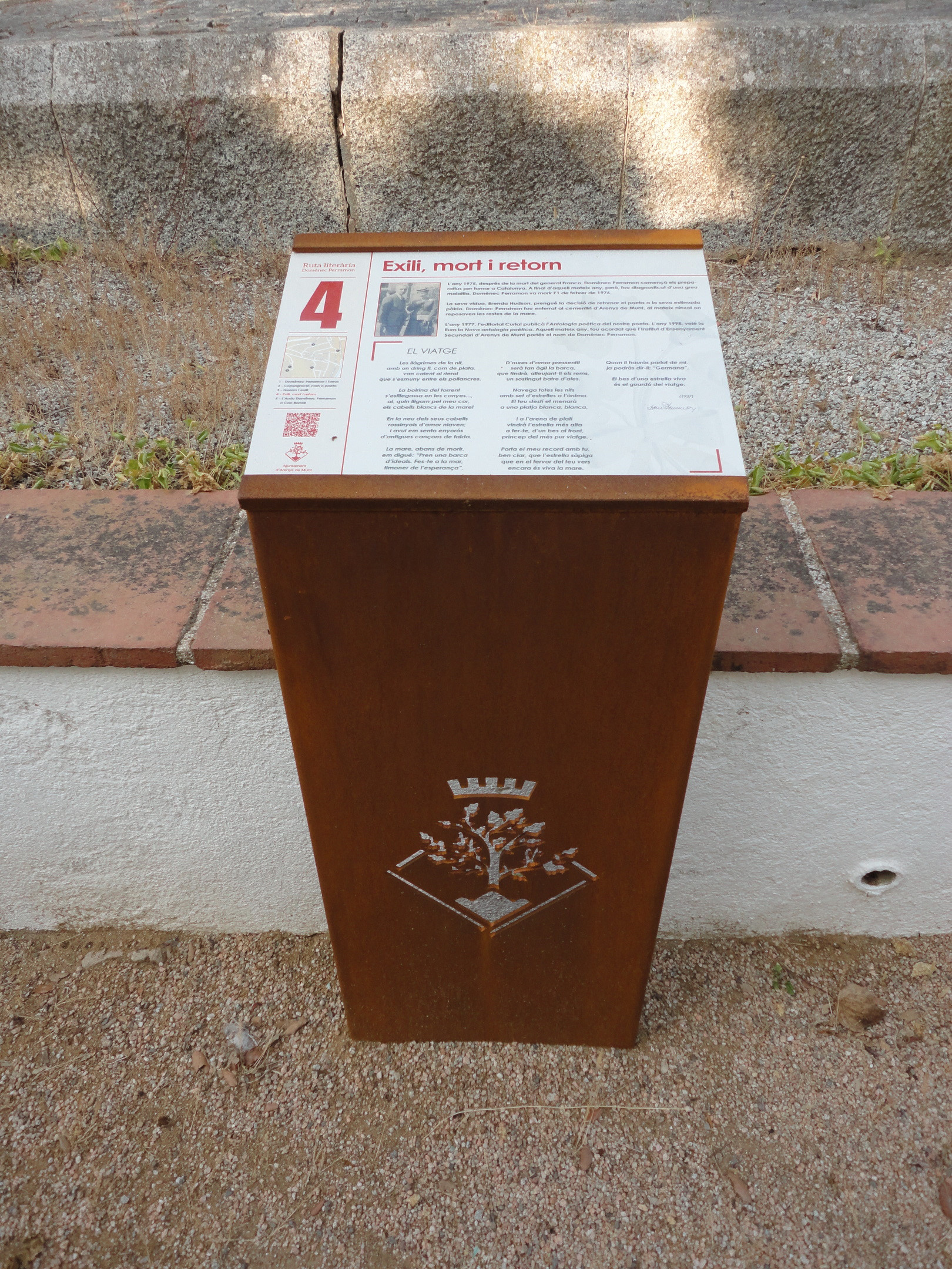 Ruta Domènec Perramon 4 - Exili, mort i retorn (cementiri, davant la tomba del poeta)