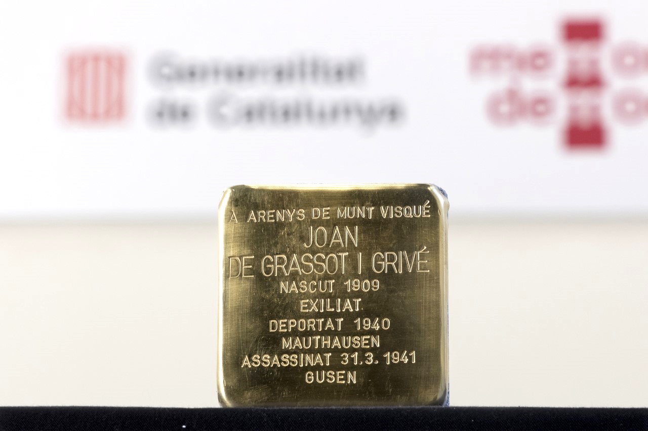 Col·locació de llamborda Stolpersteine en homenatge a Joan de Grassot i Grivé, conferència i exposició de Jordi Borràs i Abelló sobre l'extrema dreta i presentació del nou llibre d'Elies Surroca i Campàs