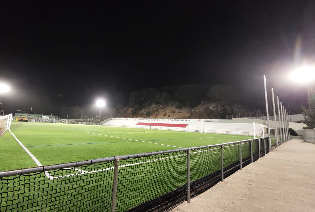 La il·luminació del camp de futbol d'Arenys de Munt ja és de LED, i això comporta més llum i menys despesa energètica