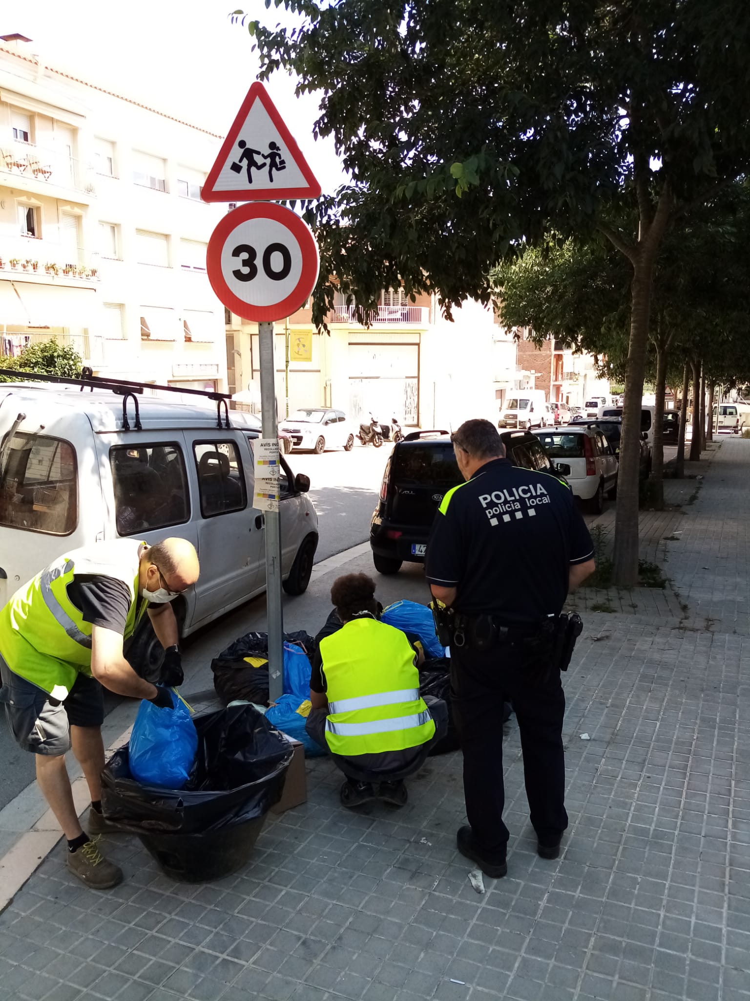 La policia, juntament amb la brigada, busca els infractors que no reciclen bé obrint les bosses de deixalles